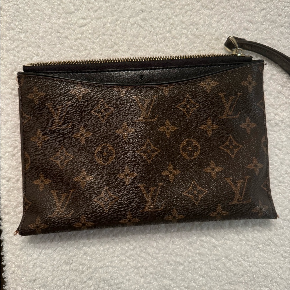 Louis Vuitton Daily Pouch Clutch